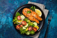 grilled-salmon-fish-steak-with-fresh-vegetables-sa-2021-08-26-18-08-06-utc.jpg